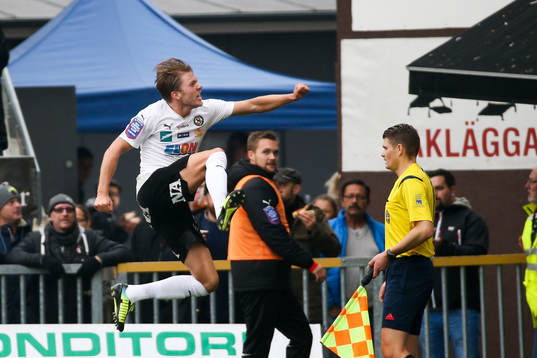 Örebros Martin Broberg jublar