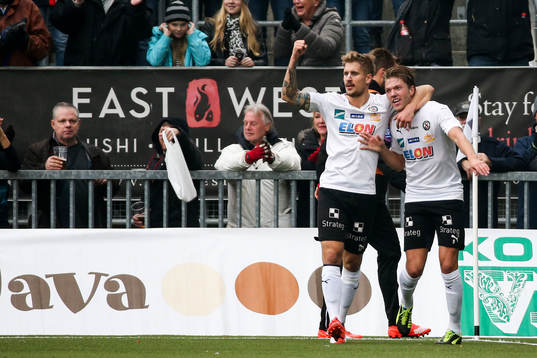 Örebros Daniel Björnqvist och Martin Broberg jublar