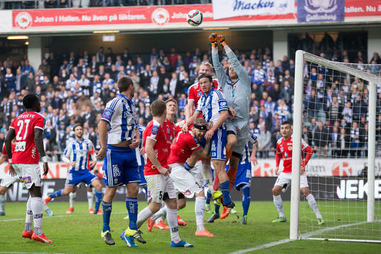 IFK Göteborgs Mads Albaek slår in reducering till 1-2 på