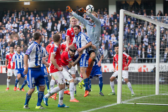 IFK Göteborgs Mads Albaek slår in reducering till 1-2 på