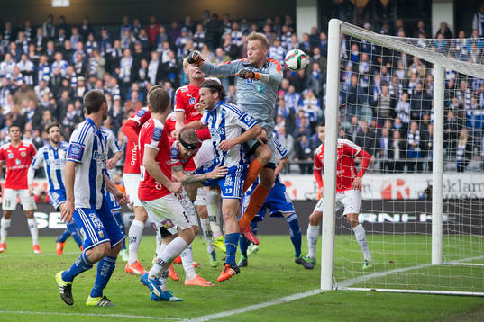 IFK Göteborgs Mads Albaek slår in reducering till 1-2 på
