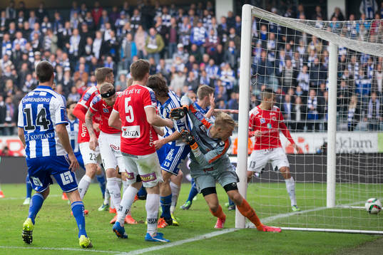 IFK Göteborgs Mads Albaek slår in reducering till 1-2 på
