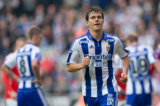 IFK Göteborgs Mads Albaek på väg ut för att slå