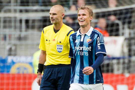 Domaren Michael Lerjeus bredvid Djurgårdens Sebastian