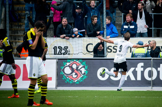 Örebros Martin Broberg gör 1-0 och jublar