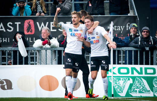 Örebros Martin Broberg gör 1-0 och jublar