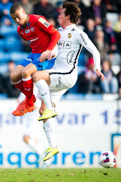 Helsingborgs Jordan Larsson sätter sig i knäna på
