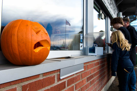 En halloween dekorerad pumpa vid biljettkassan