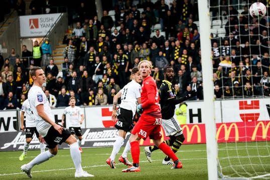 s Henok Goitom gör 1-1 på Örebros målvakt Jacob Rinne