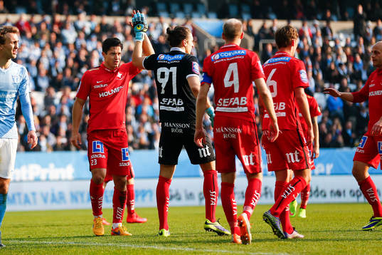 Norrköpings David Boo Wiklander (tv) tackar målvakt David
