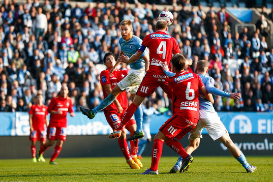 Norrköpings Andreas Johansson nickar bort bollen framför