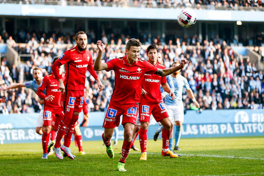 Norrköpings Arnor Ingvi Traustason nickar undan en boll