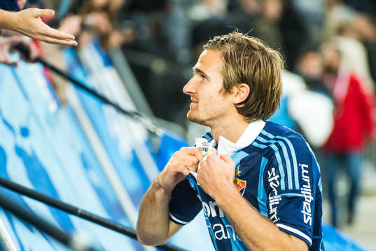 Djurgårdens Jesper Arvidsson ger bort sin matchtröja till
