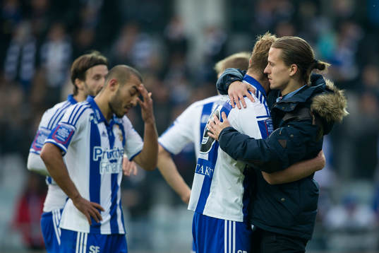 IFK Göteborgs tidigare spelare Lasse Vibe tröstar Gustav