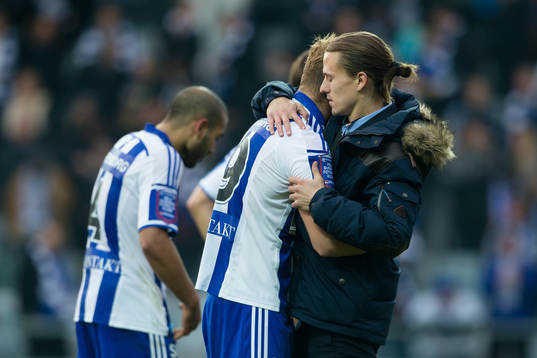 IFK Göteborgs tidigare spelare Lasse Vibe tröstar Gustav