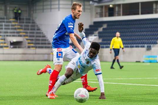 Åtvidabergs Tor Öyvind Hovda har omkull Gefles Kwame Bonsu