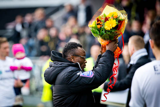 Örebros Samuel Mensiro tackas av för sin tid i Örebro