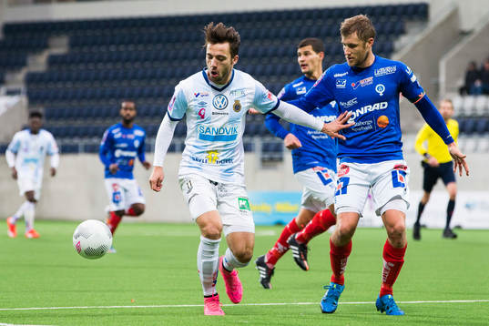Gefles Dardan Mustafa i kamp om bollen med Åtvidabergs