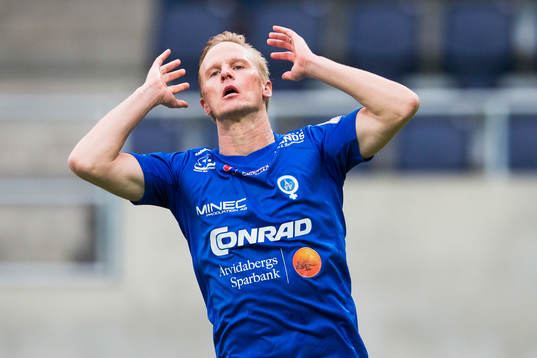 Åtvidabergs Andreas Dahlén tar sig för huvudet