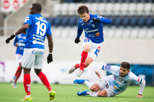 Åtvidabergs Simon Skrabb hoppar över en Gefles Ilir