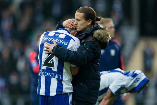 IFK Göteborgs tidigare spelare Lasse Vibe tröstar Emil