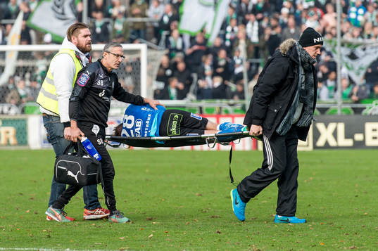 Halmstads Jesper Westerberg blir utburen på bår
