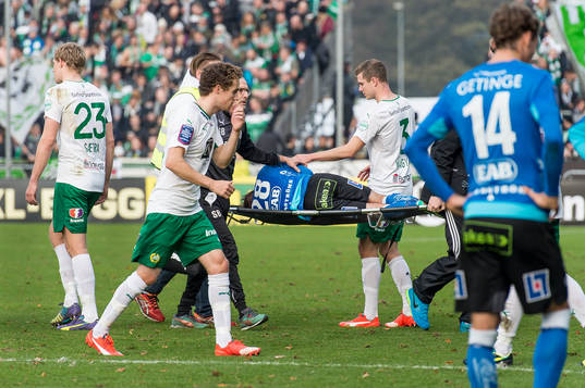 Halmstads Jesper Westerberg blir utburen på bår