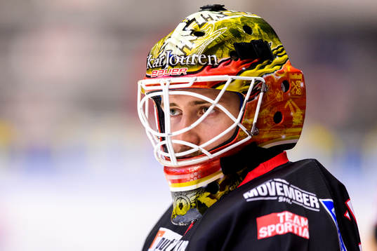 Luleås målvakt Joel Lassinantti på uppvärmningen