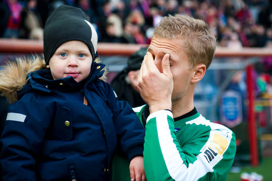 Helsingborgs målvakt Pär Hansson med sonen i armar