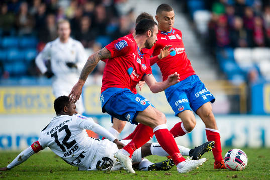 Häckens Mohammed Abubakari i kamp mot Helsingborgs Jordan