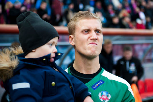 Helsingborgs målvakt Pär Hansson med sonen i armar