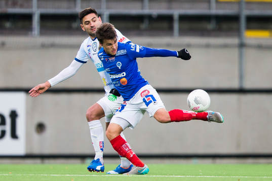 Gefles Ilir Berisha i kamp om bollen med Åtvidabergs Simon