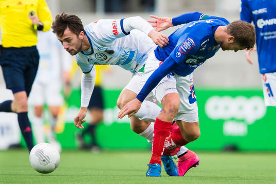 Gefles Dardan Mustafa i kamp om bollen med Åtvidabergs
