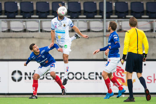 Åtvidabergs Mauricio Albornoz ser på när Åtvidabergs