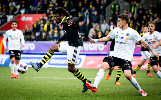 s Mohamed Bangura och Örebros Hjörtur Logi Valgardsson