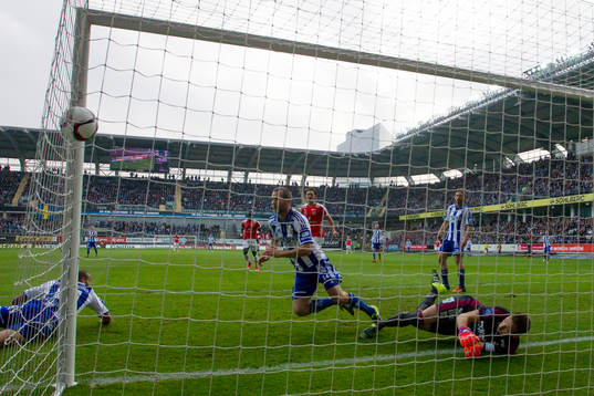 IFK Göteborgs Hjalmar Jonsson och målvakt John Alvbåge
