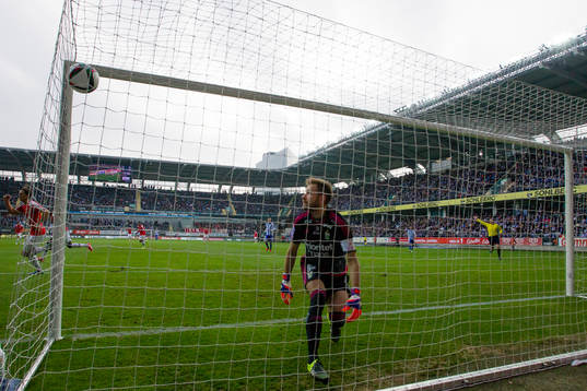 IFK Göteborgs målvakt John Alvbåge ser bollen i målet