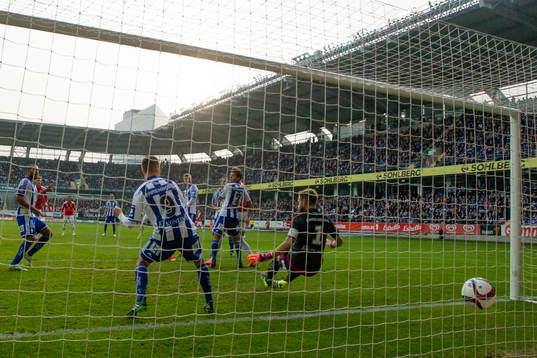 IFK Göteborgs målvakt John Alvbåge släpper in 0-2