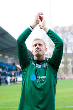 Helsingborgs målvakt Pär Hansson tackar publiken