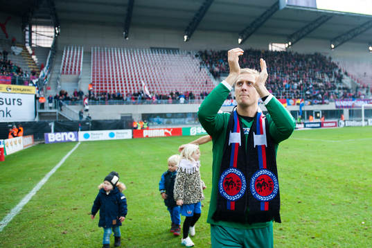 Helsingborgs målvakt Pär Hansson tackar publiken