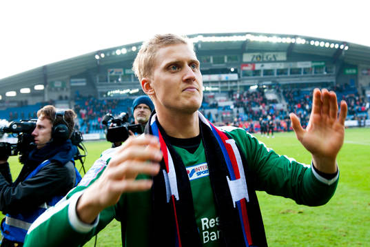 Helsingborgs målvakt Pär Hansson tackar publiken