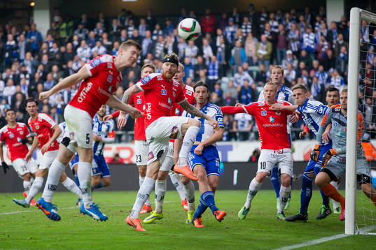 Kalmars Victor Agardius nickar undan bollen på en hörna