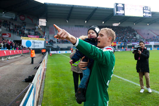 Helsingborgs målvakt Pär Hansson med sonen i armar tackar