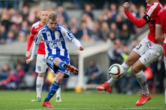 IFK Göteborgs Sebastian Eriksson skjuter ett skott