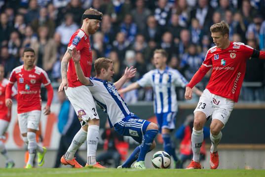 IFK Göteborgs Gustav Engvall faller