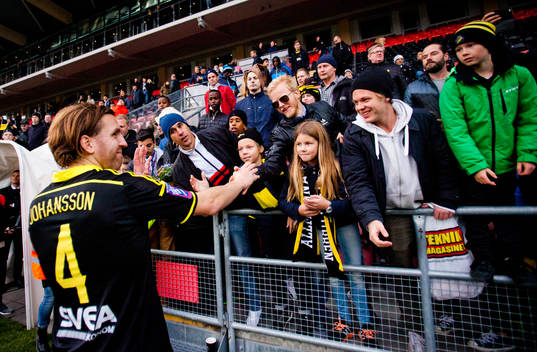 s Nils-Eric Johansson tackar fansen