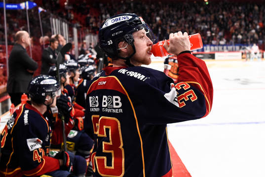 Djurgårdens Linus Hultström dricker vatten