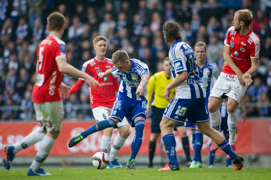IFK Göteborgs Sören Rieks skjuter ett skott