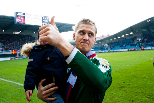 Helsingborgs målvakt Pär Hansson med sonen i armar tackar