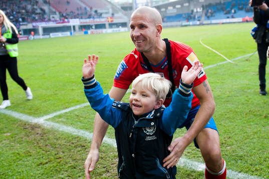 Helsingborgs Mattias Lindström med sonen i armar tackar